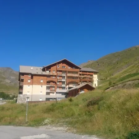 Au Pied De La Montagne