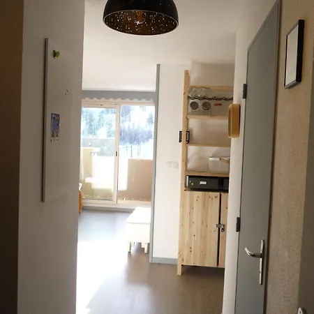 Au Pied De La Montagne